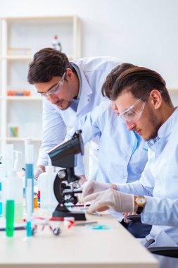 Laboratuvarda çalışan kimyagerler.