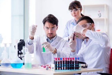 Laboratuvarda çalışan kimyagerler.