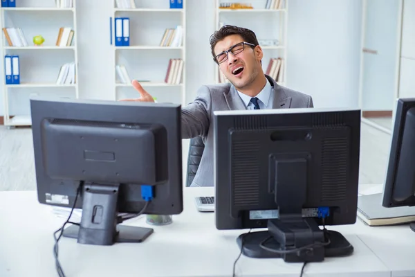 Geschäftsmann sitzt vor vielen Bildschirmen — Stockfoto