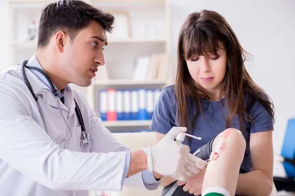 Médico visitante del paciente después de sufrir lesiones deportivas —  Fotos de Stock