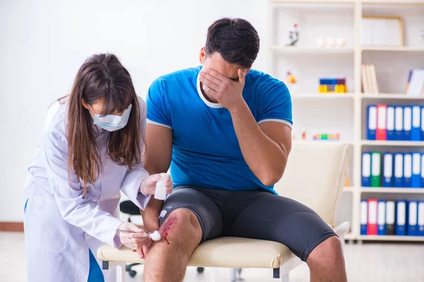 Spor sakatlığı geçiren hasta doktoru ziyaret ediyor.