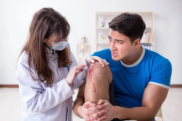 Spor sakatlığı geçiren hasta doktoru ziyaret ediyor.