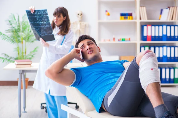 Spor oyuncusu yaralandıktan sonra doktoru ziyaret etti