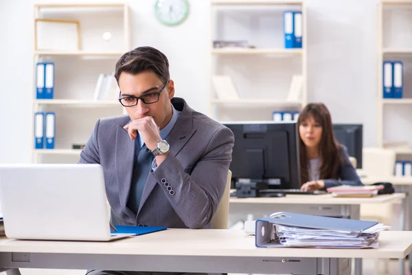 Man en vrouw die op kantoor werken — Stockfoto