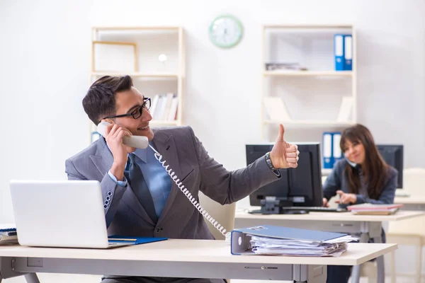 Uomo e donna che lavorano in ufficio — Foto Stock