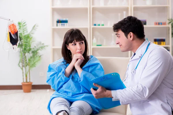 Medico discutendo trasfusione di sangue con il paziente — Foto Stock