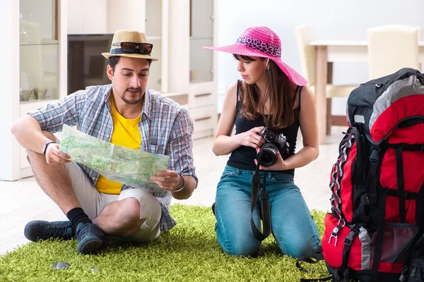 Jovem par planejando sua viagem de acampamento lua de mel — Fotografia de Stock