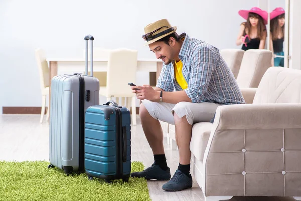 Young family packing for vacation travel — Stock Photo, Image