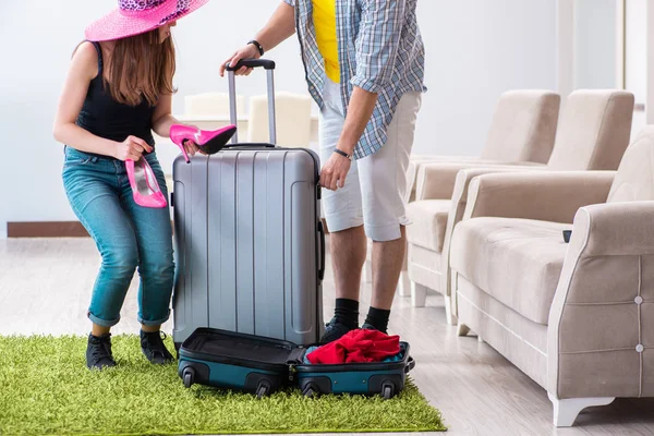 Ung familj packning för semester resor — Stockfoto