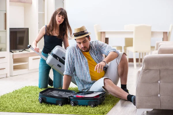 Genç aile tatil için hazırlanıyor. — Stok fotoğraf