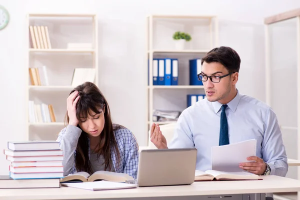 Profesora masculina dando clase a alumna — Foto de Stock