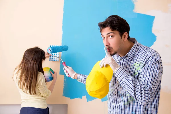 Husband and wife doing renovation at home — Stock Photo, Image