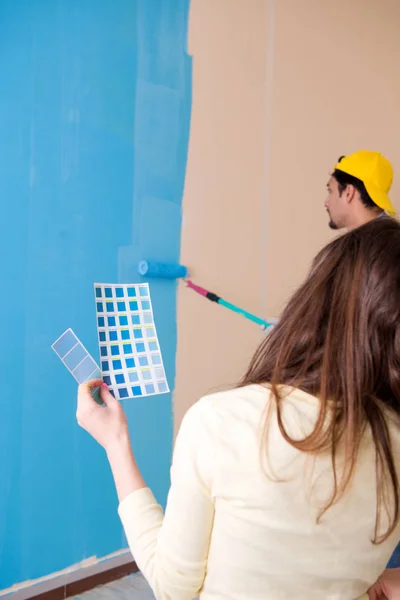 Husband and wife doing renovation at home — Stock Photo, Image