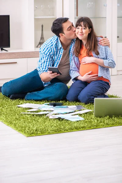 Jonge familie in budget planning concept — Stockfoto