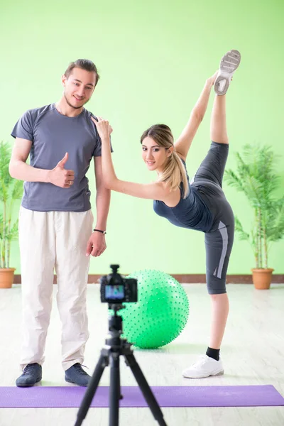 Paar, das Sportvideo für vlog aufnimmt — Stockfoto