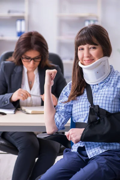 Verletzter Mitarbeiter sucht Anwalt auf, um sich über Versicherung beraten zu lassen — Stockfoto