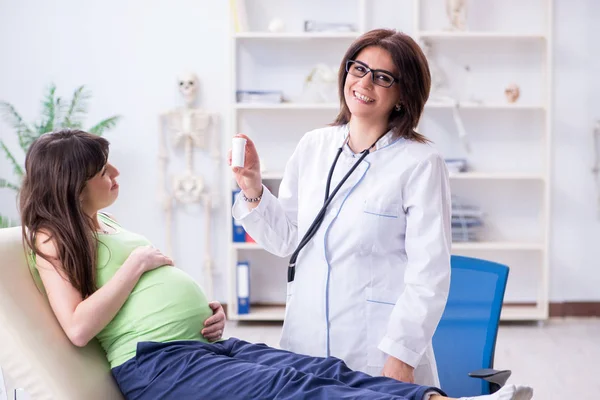 定期検査のために医師を訪問妊娠中の女性 — ストック写真