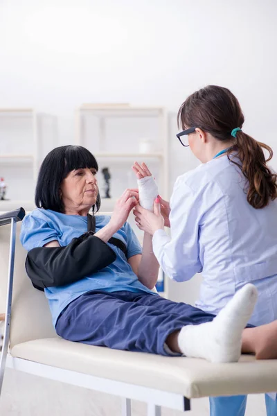 Medico esaminando vecchia donna matura dopo incidente — Foto Stock