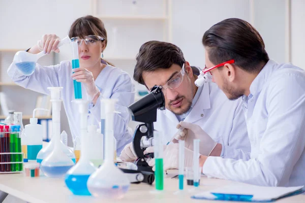 Team van chemici die in het lab werken — Stockfoto