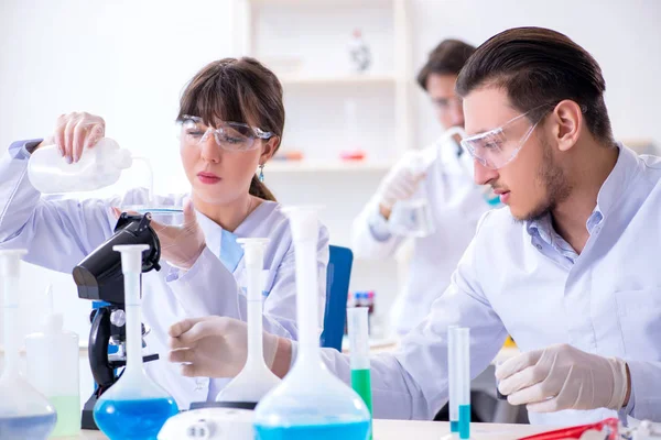 Laboratuvarda çalışan kimyagerler.