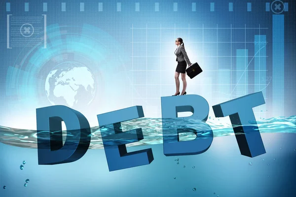 Businesswoman in debt concept d'entreprise — Photo