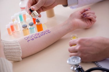 Hastanedeki hastanın alerji reaksiyonunu test eden doktor.