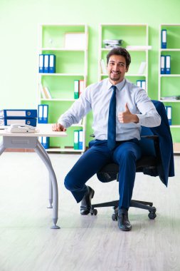 Çalışanlar işte mola sırasında egzersiz yapıyorlar.