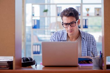 Öğrenci evde çalışıyor, sınava hazırlanıyor.