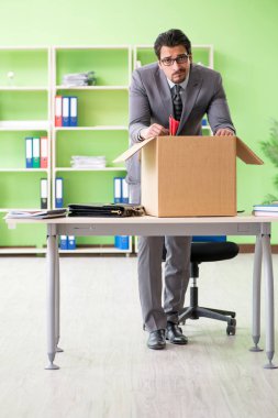 Erkek işçi işten çıkarıldıktan sonra eşyalarını topluyor.