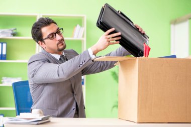 Erkek işçi işten çıkarıldıktan sonra eşyalarını topluyor.