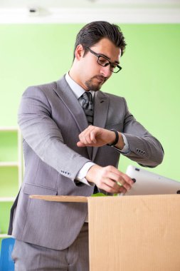 Erkek işçi işten çıkarıldıktan sonra eşyalarını topluyor.