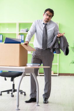 Erkek işçi işten çıkarıldıktan sonra eşyalarını topluyor.