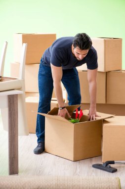 Kutuları taşıyan adam.