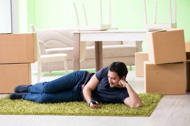 Kutuları taşıyan adam.