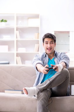 Evde yaralı genç bir öğrenci var.