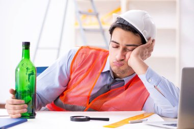 Atölyede çalışan sarhoş mühendis.