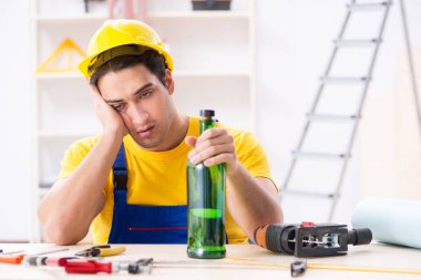 Atölyede çalışan sarhoş mühendis.