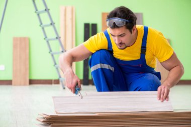 Profesyonel müteahhit evde döşeme döşemesi yapıyor.