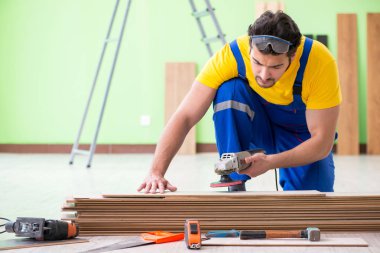 Profesyonel müteahhit evde döşeme döşemesi yapıyor.