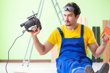 Profesyonel müteahhit evde döşeme döşemesi yapıyor.