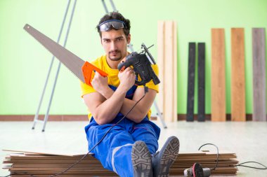 Profesyonel müteahhit evde döşeme döşemesi yapıyor.