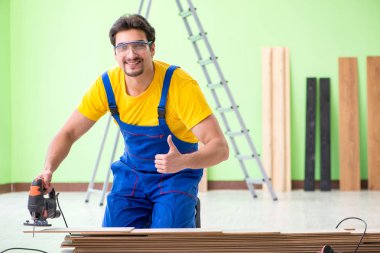 Profesyonel müteahhit evde döşeme döşemesi yapıyor.