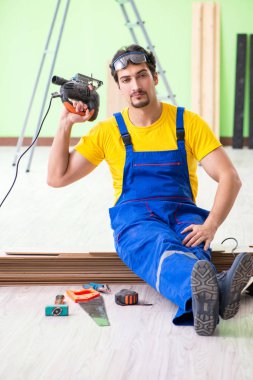 Profesyonel müteahhit evde döşeme döşemesi yapıyor.