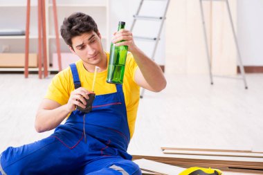 Tatilde içki içen tamirci.