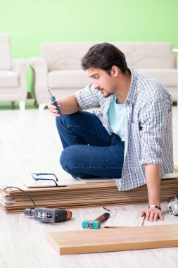 Evdeki döşemeleri döşeyen adam