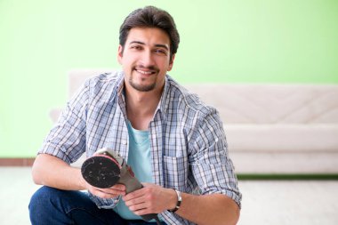 Evdeki döşemeleri döşeyen adam