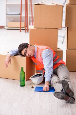 Teslimatçı işte sarhoş.