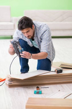 Evdeki döşemeleri döşeyen adam