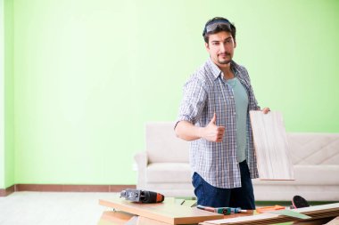 Atölyesinde çalışan marangoz.