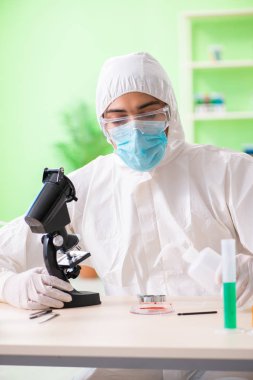 Laboratuvarda yeni bir deney üzerinde çalışan kimyager.
